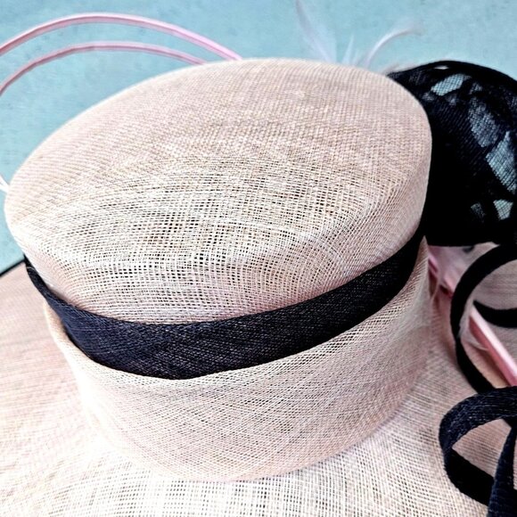 Y2K Cappelli Condici Pink Black Wide Brim Fascinator Hat Feathers L XL 25–26" - Picture 8 of 12